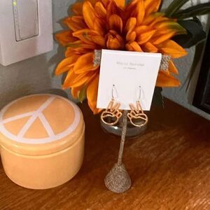 NWT Alicia Bonnie Gold Peace Sign drop Earrings #JW7